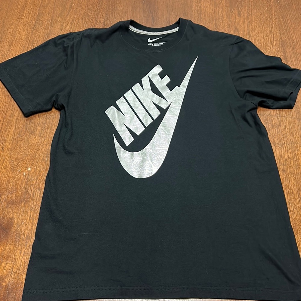 Nike shirt size medium